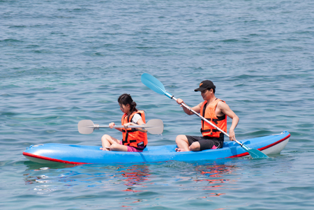 CHONBURI, THAILAND march 06, 2016: young man and women kayaking down a seaのeditorial素材