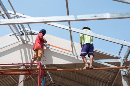 PHITSANULOK - MAY 14: Builders are building homes on May 14, 2016 in Phitsanulok, Thailand.のeditorial素材