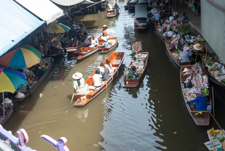 RATCHABURI, THAILAND-SEPTEMBER 28: Damnoen Saduak Floating Market on September 28,2016 in Thailand. Having many small boats laden with Souvenir shop, colourful fruits, vegetables and Thai cuisine.のeditorial素材