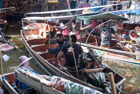 RATCHABURI, THAILAND-SEPTEMBER 28: Damnoen Saduak Floating Market on September 28,2016 in Thailand. Having many small boats laden with Souvenir shop, colourful fruits, vegetables and Thai cuisine.のeditorial素材