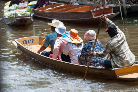 RATCHABURI, THAILAND-SEPTEMBER 28: Damnoen Saduak Floating Market on September 28,2016 in Thailand. Having many small boats laden with Souvenir shop, colourful fruits, vegetables and Thai cuisine.のeditorial素材
