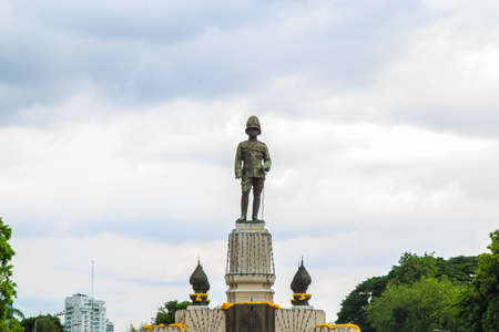The Statur of king Vajiravudh in the Lumphini Park in Bangkok.のeditorial素材