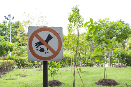 No littering sign in a garden.の写真素材
