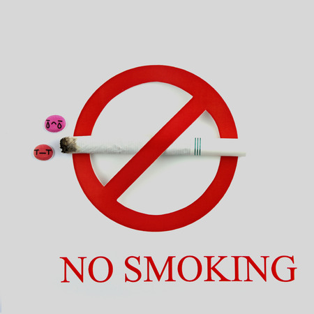 No Smoking Sign isolated on white backgroundの写真素材