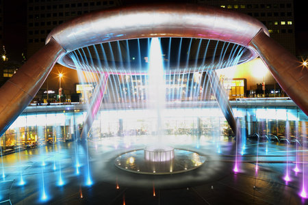 SUNTEC CITY, SINGAPORE - JULY 25: Fountain of Wealth at Night Show at Suntec City July 25,2015 in SUNTEC CITY, SINGAPOREのeditorial素材