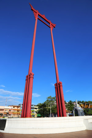 The giant swing (Sao Ching Cha) and blue sky in Bangkok, Thailandのeditorial素材