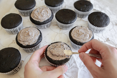cookie and cream frosting on dark chocolate cupcakesの写真素材