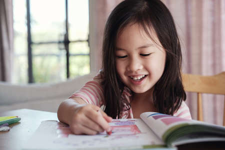 Young Asian girl drawing at home, homeschool educationの写真素材