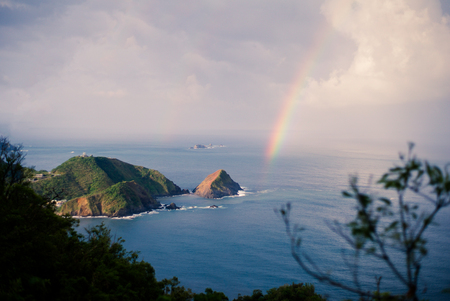 Rainbow over the bay.の写真素材