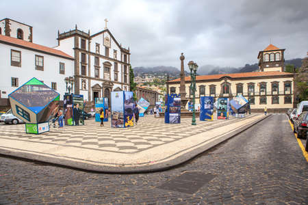 FUNCHAL, MADEIRA ISLAND, PORTUGAL - CIRCA OKTOBER, 2014: Streets of Funchal town on Madeira.のeditorial素材