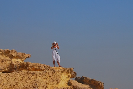 Woman in white dress photographed in the desertの写真素材