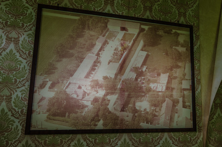 picture with house from above detail view