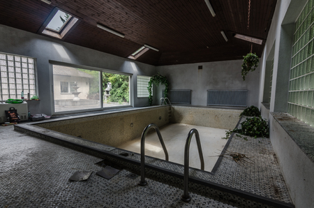 abandoned swimming pool in old houseの写真素材