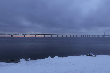 A picture of the Oeresundsbrigde between Denmark and Sweden, on a winter evening の写真素材