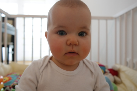 Baby schaut in Kameraの写真素材