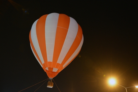 Balloon in the night/White-and-white balloon in the night, black backdrops and light.の写真素材