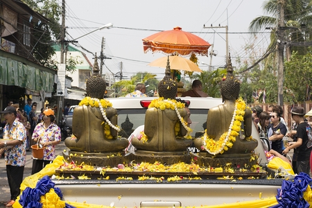 Phon Phisai District Nongkhai Province, ThailandApril / 13/2018 Buddhist temples in the Buddhist sermon parade around the city so that Buddhists can water the Songkran festival.のeditorial素材