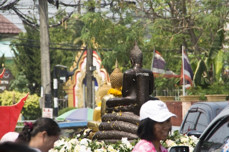 Phon Phisai District Nongkhai Province, ThailandApril / 13/2018 Buddhist temples in the Buddhist sermon parade around the city so that Buddhists can water the Songkran festival.のeditorial素材