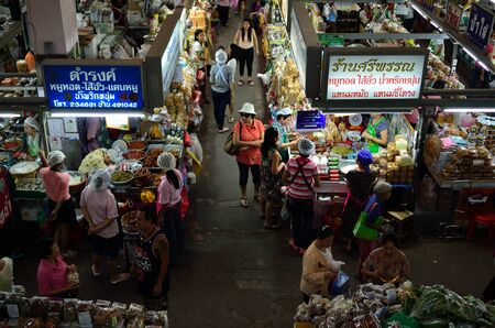 CHIANG MAI, THAILAND - NOVEMBER 1: Unidentified people at Warorot market , on November 1, 2011, in Warorot Market, Chiang Mai, Thailand.のeditorial素材