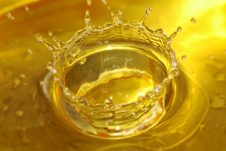 Golden Crown Water Drop Macroの写真素材