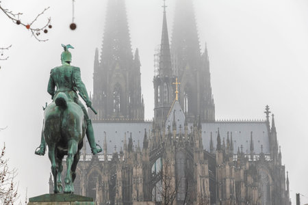 Equestrian statue with Koelner Dom in the mistの写真素材