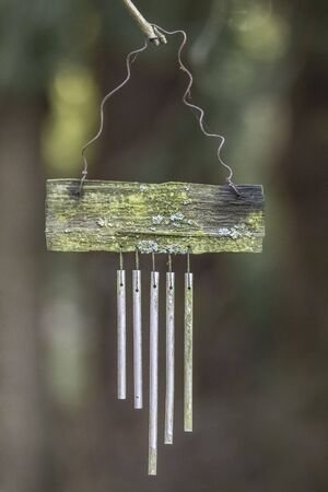 Windspiel mit Metall und Holzbrettchenの写真素材