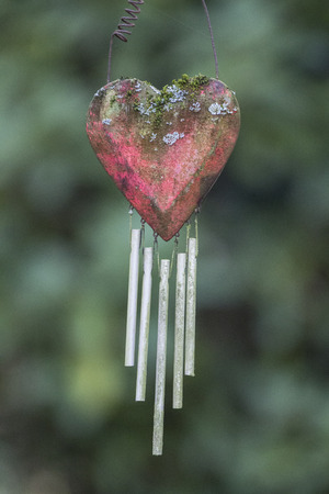 Windspiel mit Herz aus Blechの写真素材