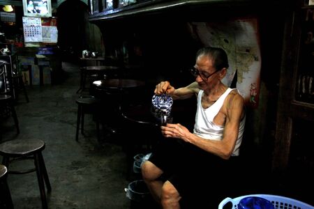 SAMUTHPRAKARN,THAILAND - JANUARY 2008: Old Chinese Man and Chinese Tea on January, 2008. \\\"Klongsuan, 100 Years Old Chinese Market?at Samuthprakarn is famous tour place near Bangkok.のeditorial素材