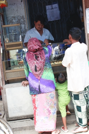 Lifestyle of Myanmar People. Old style Market or Grocery sell food, meat, fish, vegetable,canned food,tobacco leaf, garment, gold, gem, electronic, computer, mobile and etc. People still wear sarong.woman make up with Tanaka or Thanaka Powder.のeditorial素材