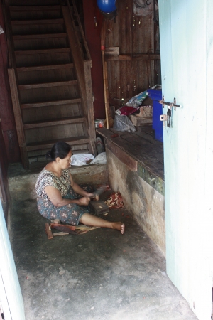 Lifestyle of Myanmar People. People still wear sarong. woman make up with Tanaka or Thanaka Powder.のeditorial素材