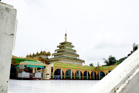 Lifestyle of Myanmar People in Victoria Point iSland.People still wear sarong and worship Buddhismのeditorial素材