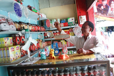 Lifestyle of Myanmar People. Old style Market or Grocery sell food, meat, fish, vegetable,canned food,tobacco leaf, garment, gold, gem, electronic, computer, mobile and etc. People still wear sarong. woman make up with Tanaka or Thanaka Powder. のeditorial素材