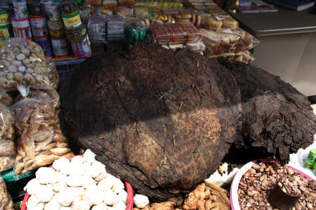 Lifestyle of Myanmar People. Old style Market or Grocery sell food, meat, fish, vegetable,canned food,tobacco leaf, garment, gold, gem, electronic, computer, mobile and etc. People still wear sarong. woman make up with Tanaka or Thanaka Powder. のeditorial素材