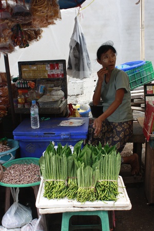 Lifestyle of Myanmar People. Old style Market or Grocery sell food, meat, fish, vegetable,canned food,tobacco leaf, garment, gold, gem, electronic, computer, mobile and etc. People still wear sarong. woman make up with Tanaka or Thanaka Powder. のeditorial素材
