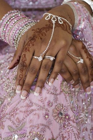 Bride's Hand With Henna Tattoo And Jewellery, Indian Weddingの写真素材