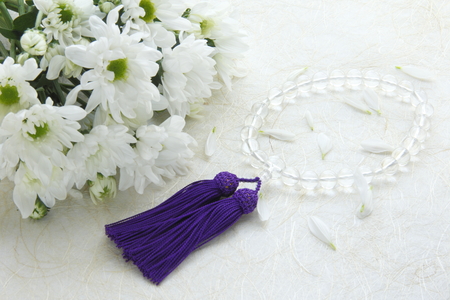 Chrysanthemum bouquet and rosaryの写真素材