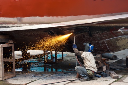 Worker cutting ship iron plateのeditorial素材
