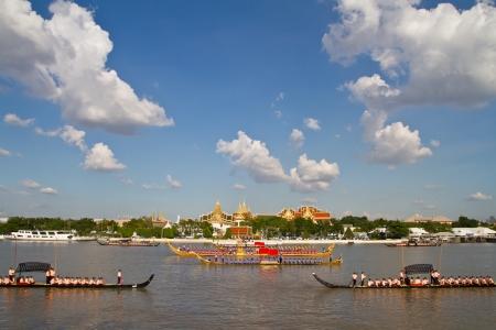 BANGKOK, THAILAND, OCTOBER,25,2012 - The Royal Barge Procession Exercises on the occasion for Royal Kathin ceremony which will take place at Wat Arun Ratchavararam,October 25,2012 in Bangkok,Thailandのeditorial素材