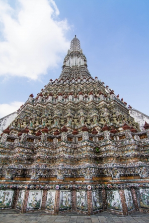 The Temple of Dawn Wat Arun and blue sky in Bangkok, Thailandの写真素材