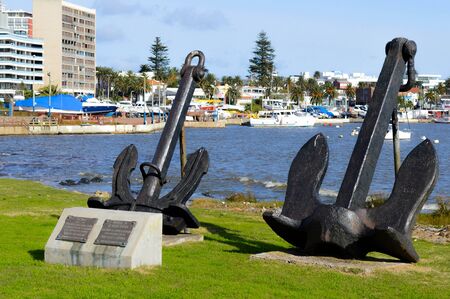 monumento de ancoras no porto em Punta del Esteのeditorial素材