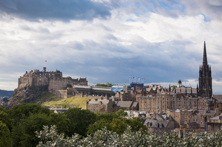 View of the skyline of the city of Edinburgh with the Edinburgh Castle on the background in Scotland, United Kingdomの写真素材