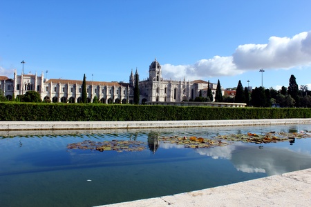 The garden and the monastery at the Belem quarter.のeditorial素材