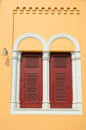red window on a yellow wall 1の写真素材