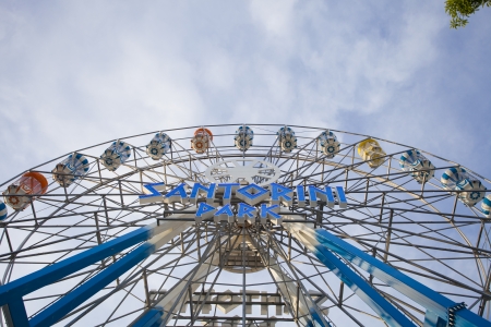 THAILAND CHA-AM PETCHBURI PROVINCE  MAY 05, 2013 : Many people on Ferris wheel in The Santorini Park, Thailand newest an amusement and shopping park at Cha-Am. on May 05, 2013のeditorial素材