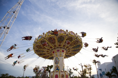 THAILAND CHA-AM PETCHBURI PROVINCE  MAY 05, 2013 : Many  Happy people on swinging carousel in The Santorini Park, Thailand newest an amusement and shopping park at Cha-Am. on May 05, 2013のeditorial素材