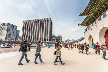 SEOUL, SOUTH KOREA - MARCH 08   Early morning tourists start to flock at Gyeongbokgung palace on March 08,2014 in Seoul, Korea  It is the largest palace of the South Korea built by the Joseon Dynasty のeditorial素材