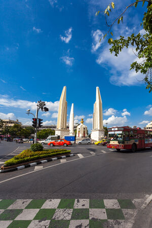 Bangkok - September 23, Traffic around Democracy Monument during the day. Bus (symbolic of traveler in Bangkok Thailand) in front of the scene, September 23, 2014 in Bangkok.のeditorial素材