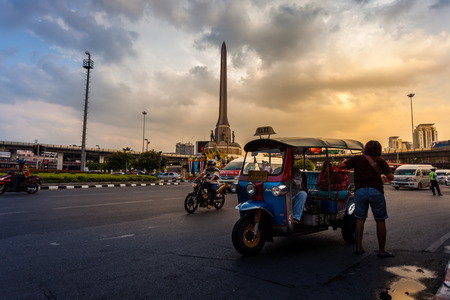 BANGKOK -OCTOBER 09, 2014: Traffic around Military Victory Monument in the evening. The monument has established in June 1941 to demonstrate a victory sign of war with France.のeditorial素材