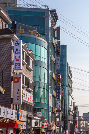 SEOUL - MARCH 8: Hongdae Area , Hongik on March 8 2014, in Seoul South Korea. Place to show art and shopping district famous. Art market is open every Saturday from 13:00 - 18:00 (Apr - Nov).のeditorial素材