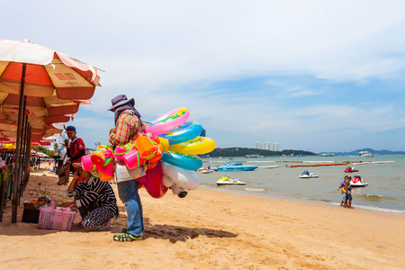 PATTAYA THAILAND  MAY 2 : Local merchant selling colored ring to tourists at Pattaya beach. on May 2 2015 Pattaya Thailandのeditorial素材